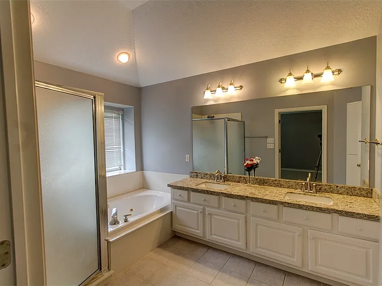 305 Landsburg Ln — Photo 13