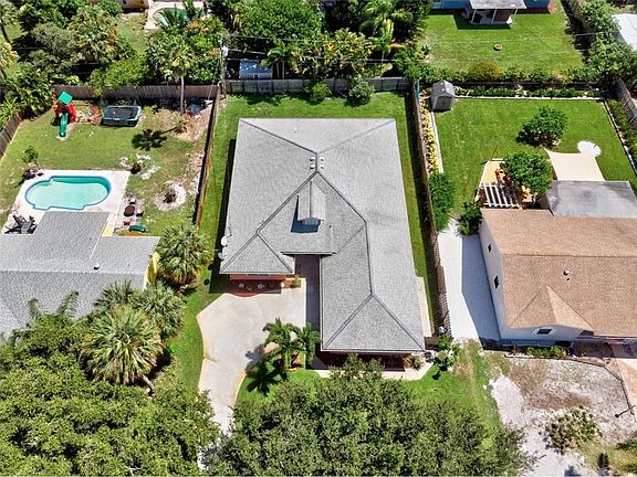 4th image of 1705 NE Darlich Ave