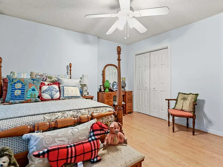 302 Summerset Ln — Photo 8