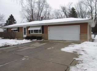 1610 S 165th St, New Berlin, WI 53151