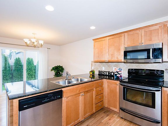 Kitchen with breakfast bar