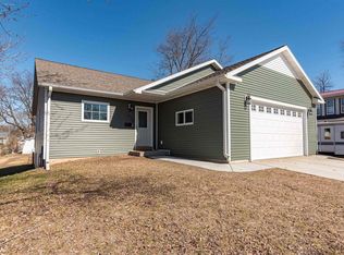 913 4th St, Reedsburg, WI 53959