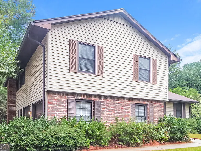 564 Clubhouse Dr SE — Photo 1