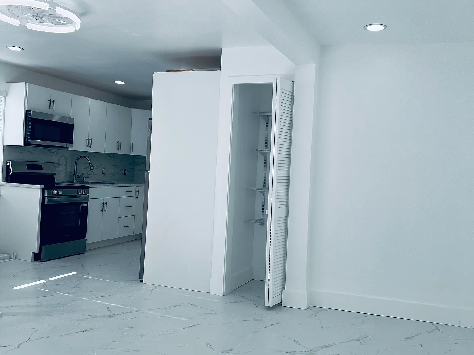 2 bed, 700 sqft, $2,800 — Photo 3