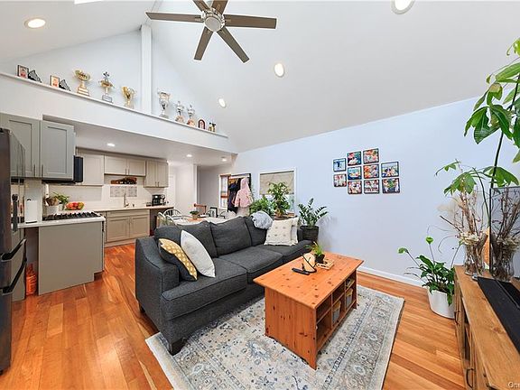 4th image of 212 Warren Ave