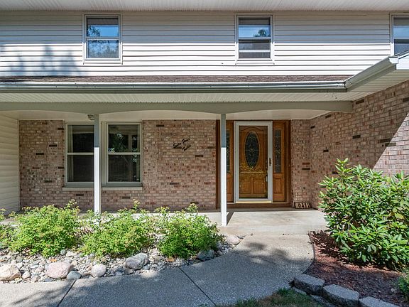 4th image of 6412 Applewood St