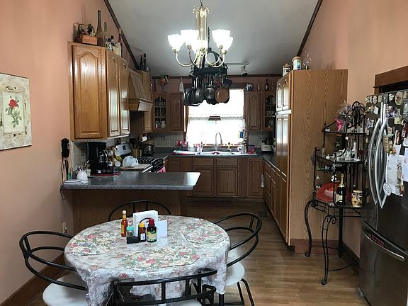 3rd image of 105 W Lincoln St