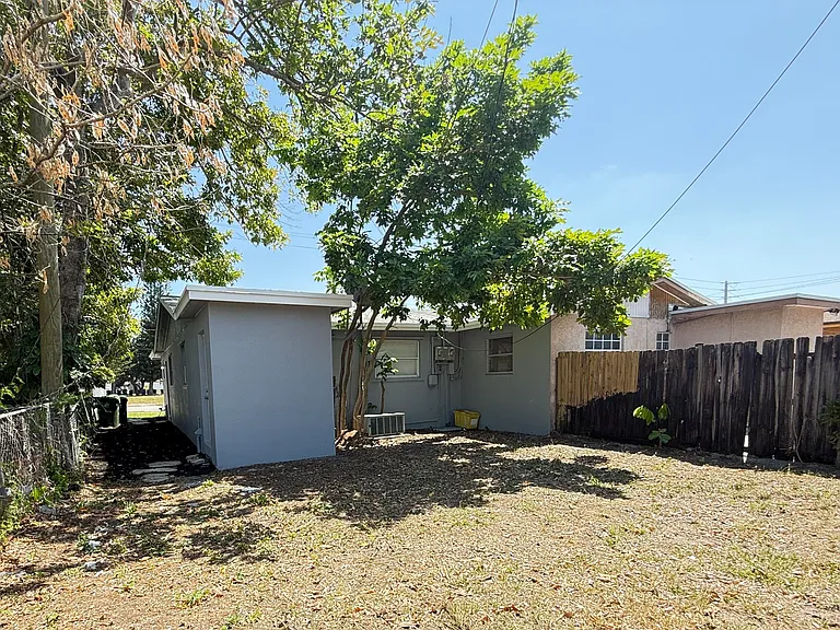 2611 NW 21st St — Photo 10
