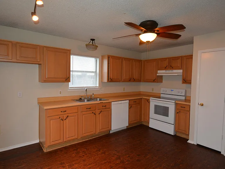 10249 Aurora Dr — Photo 8