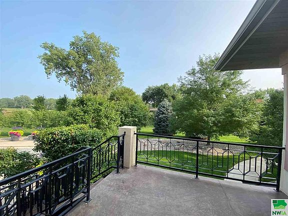 3rd image of 400 Bay Hill Cir