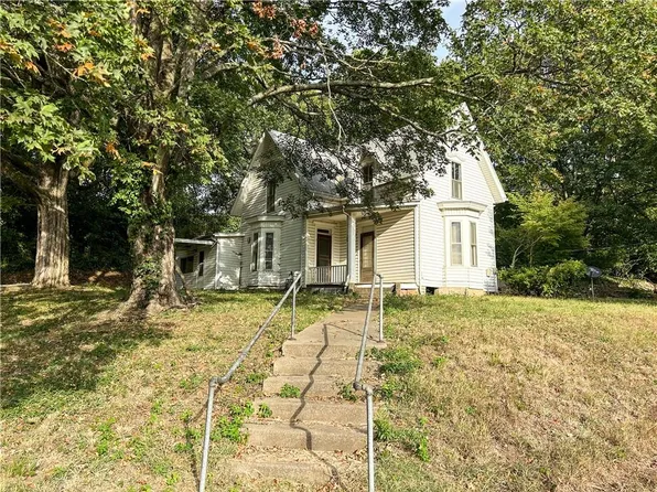 109 E 9th St, Pleasanton, KS 66075