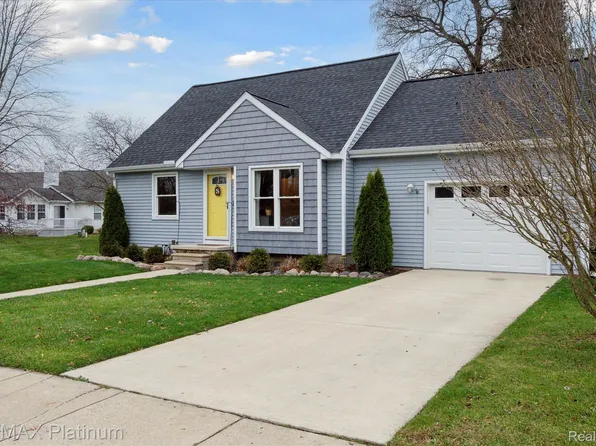 624 Riddle St, Howell, MI 48843