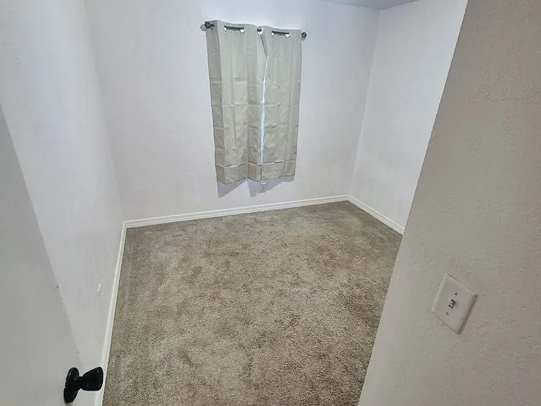 West Towne Apartments — Photo 16