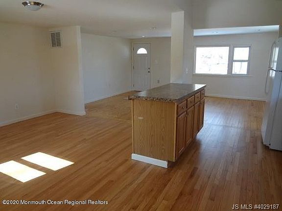 3rd image of 85 Railroad Ave
