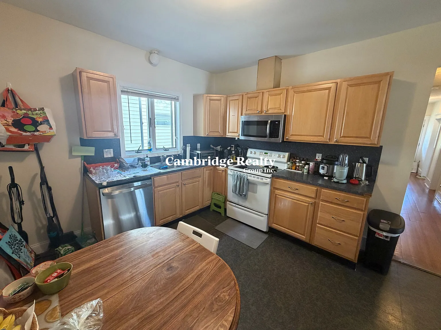 4 bed, 1.0 bath, 1200 sqft, $4,600 — Photo 2