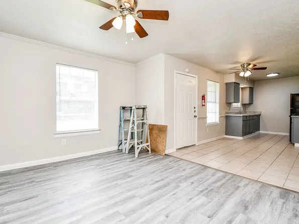 Katy Oaks 1518, 1518 East Ave #107, Katy, TX 77493