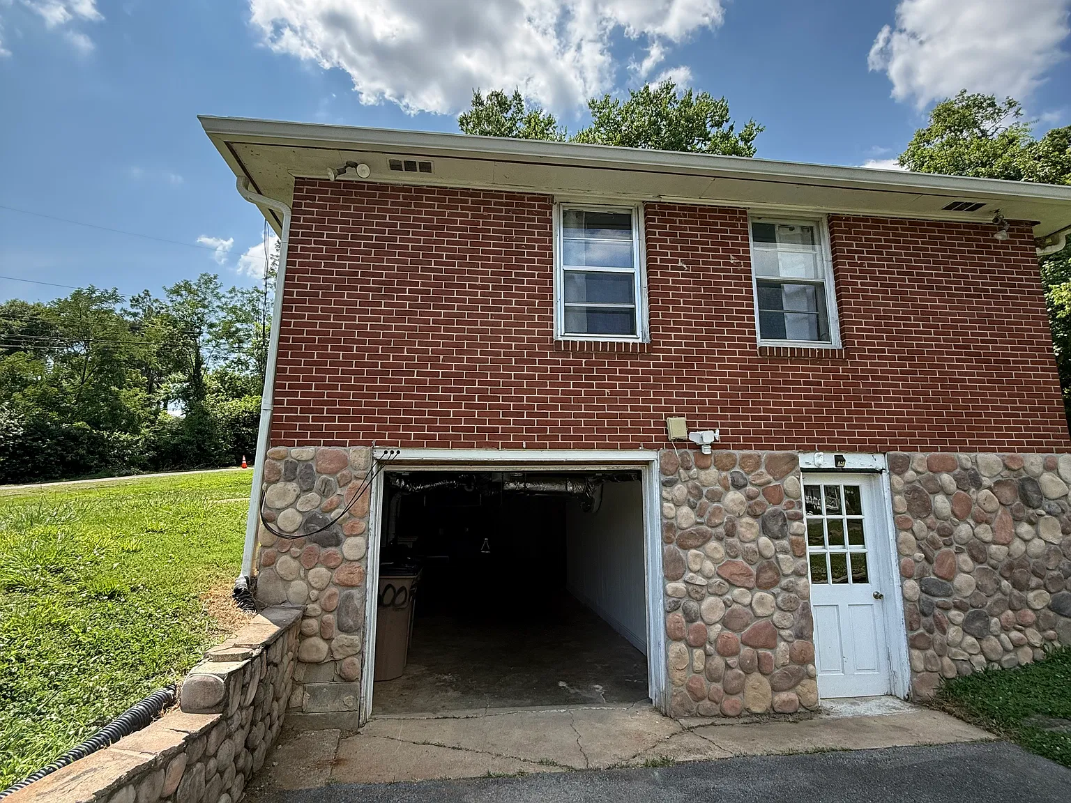 3 bed, 1800 sqft, $2,200 — Photo 3