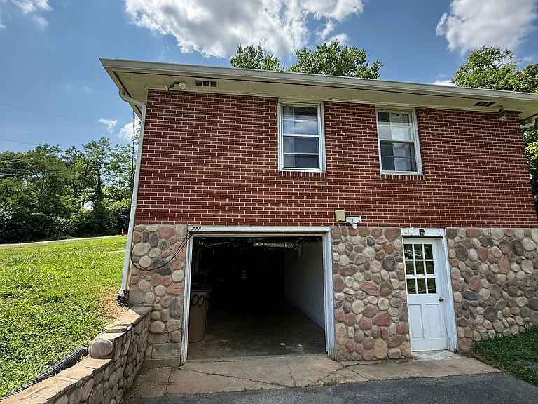 3300 Courtney Ct — Photo 9
