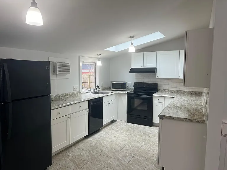 75 Manor Rd — Photo 3