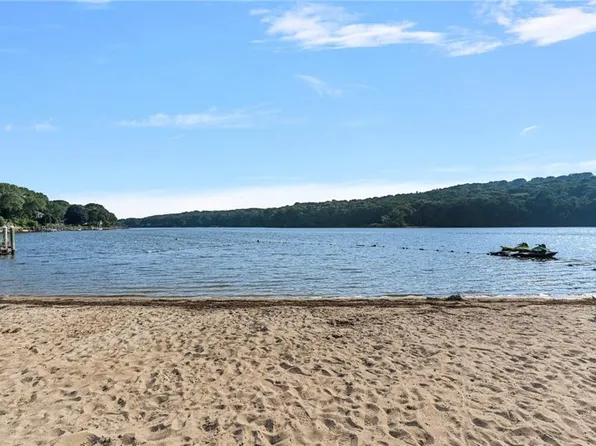 133 Winterberry Rd, Saunderstown, RI 02874