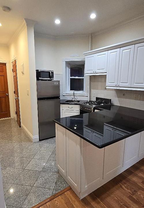 1st image of 347 E 61st St APT 2RW