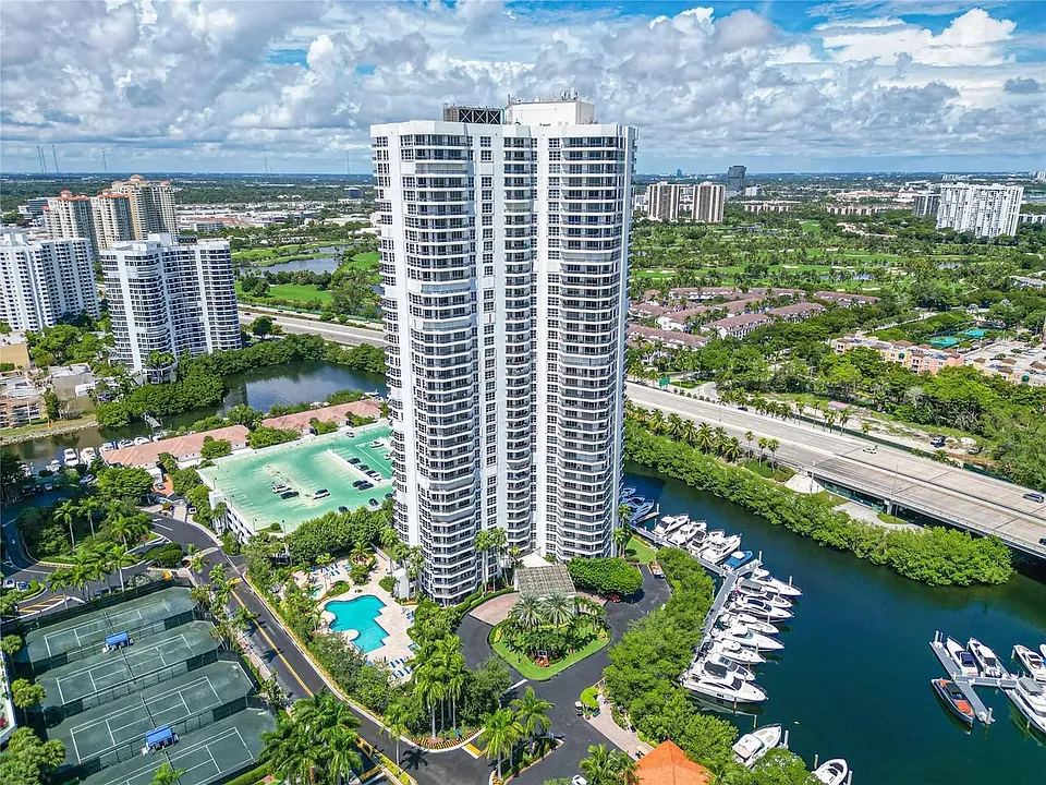 3500 Mystic Pointe Dr #1107