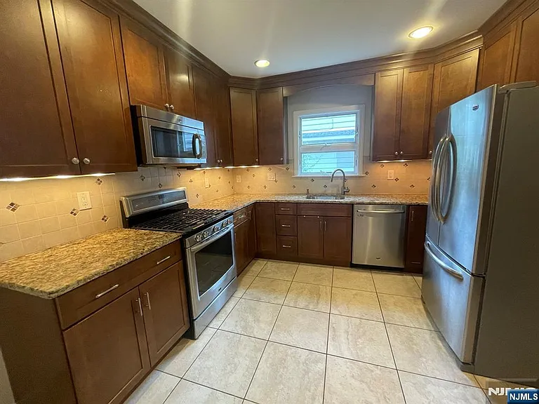 131 Irving St — Photo 10