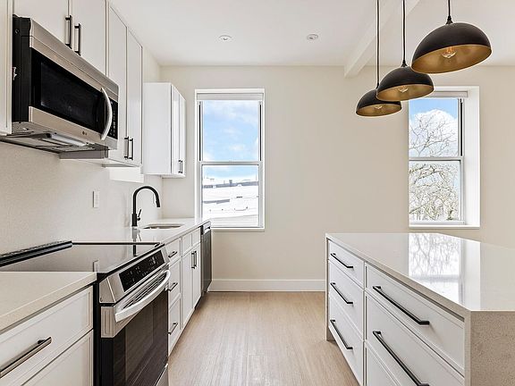 5th image of 576 Woodward Ave APT 2