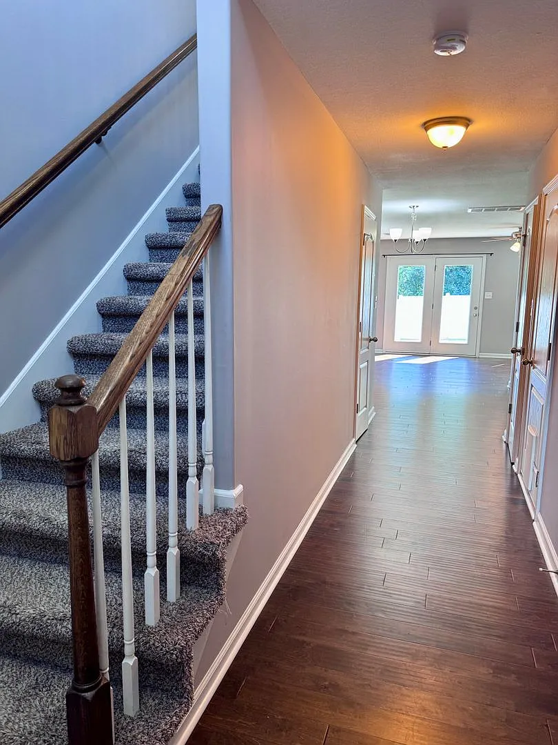 Gorgeous! 3 Bed/2.5 Bath house! Close to I-24! Lawn/Garbage Included! — Photo 3