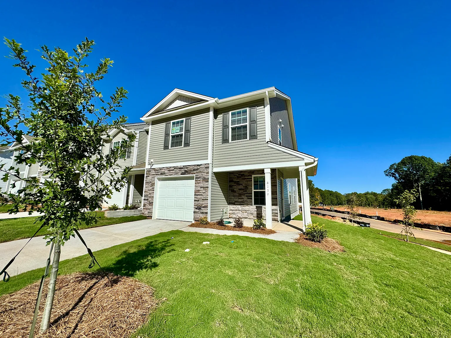 4 bed, 2.5 bath, 1608 sqft, $1,975 — Photo 1