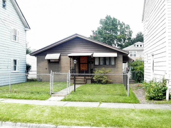 89 15th St photo 1