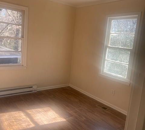4th image of 1004 Henry Jay St