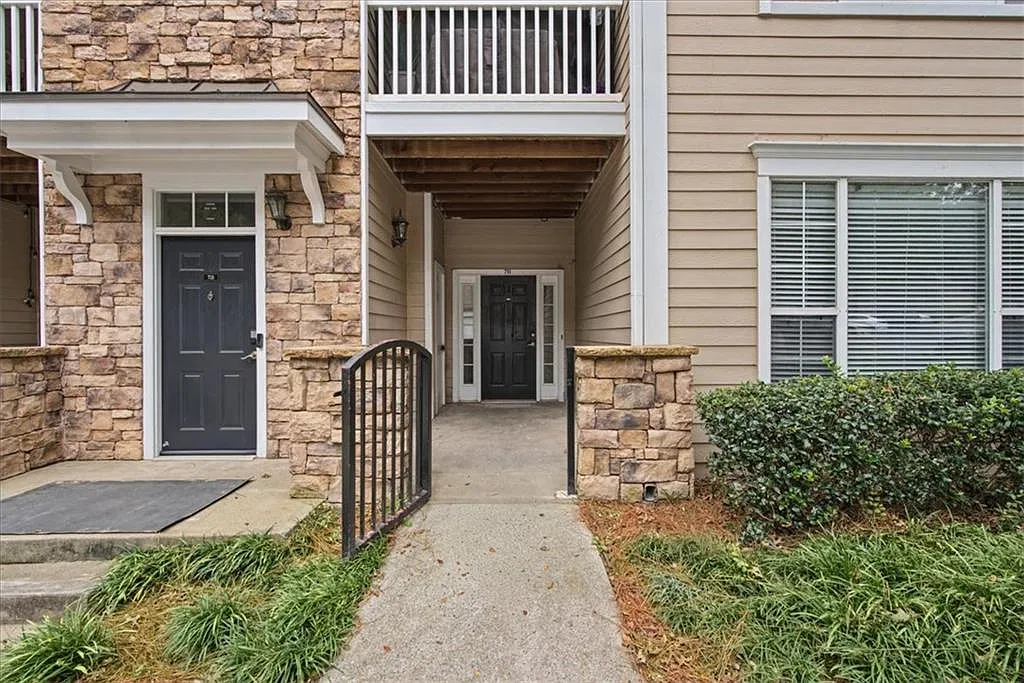 2 bed, 1.0 bath, 1136 sqft, $2,100 — Photo 2