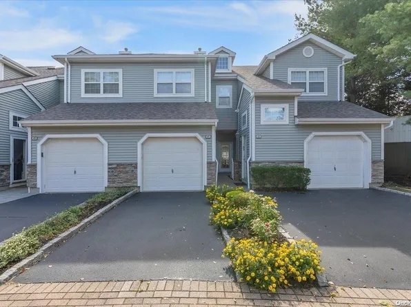 45 Carriage Lane #45, Plainview, NY 11803