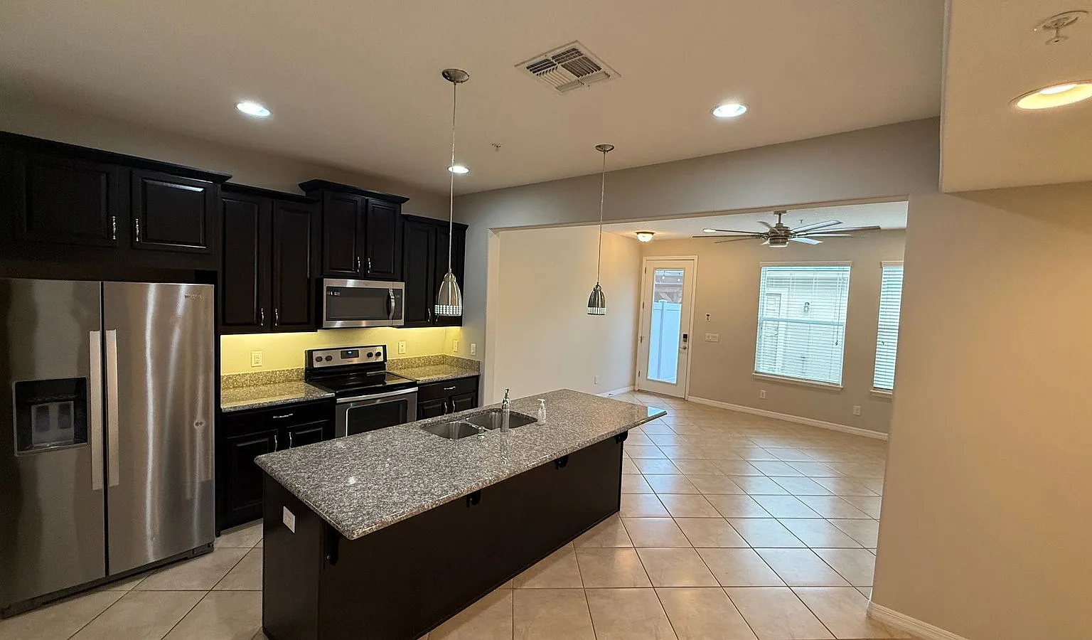 3 bed, 2.5 bath, 1779 sqft, $2,700 — Photo 3