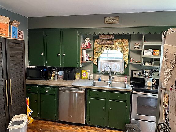 Room for small table/island