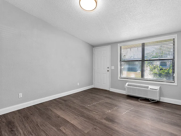 Acadia Court Apartments — Photo 10