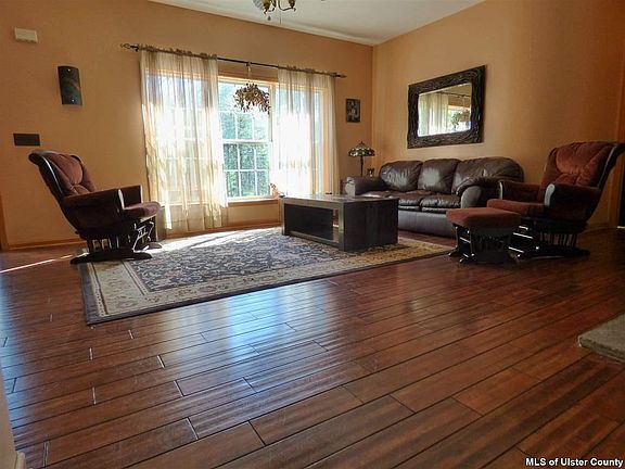 3rd image of 6 Stony Creek Ln