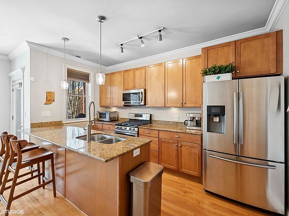 4th image of 1529 N Artesian Ave APT 2S