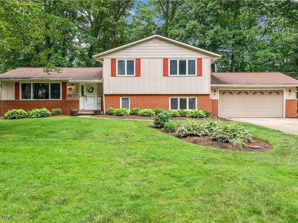 196 Scenic View Dr, Akron, OH 44321