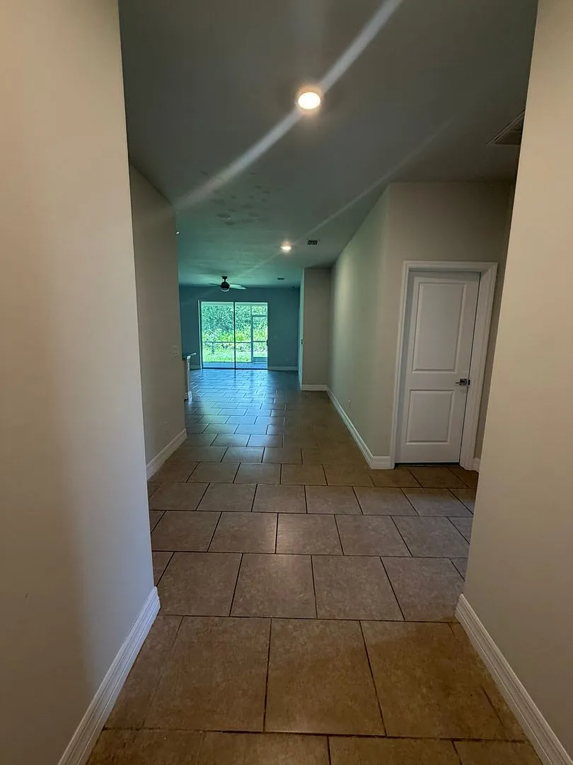 3 bed, 2.0 bath, 1250 sqft, $1,595 — Photo 2