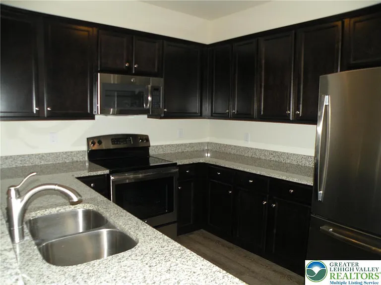 631 Linden St — Photo 3