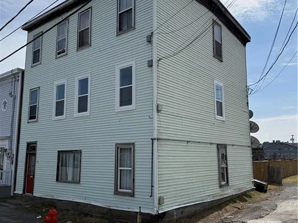 25 Meadow St, Saint John, NB E2K 4E9