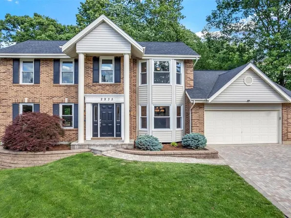 2935 Bayberry Ridge Dr, Saint Louis, MO 63129