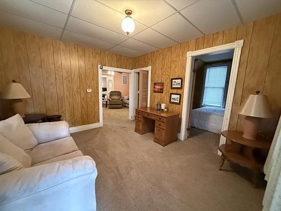4th image of 304 W River Rd