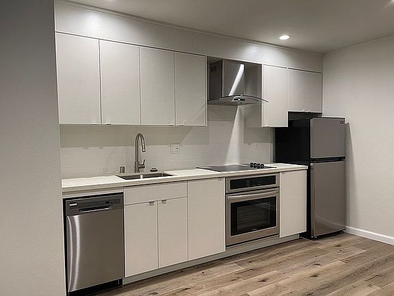 3rd image of 11806 Mayfield Ave APT 105