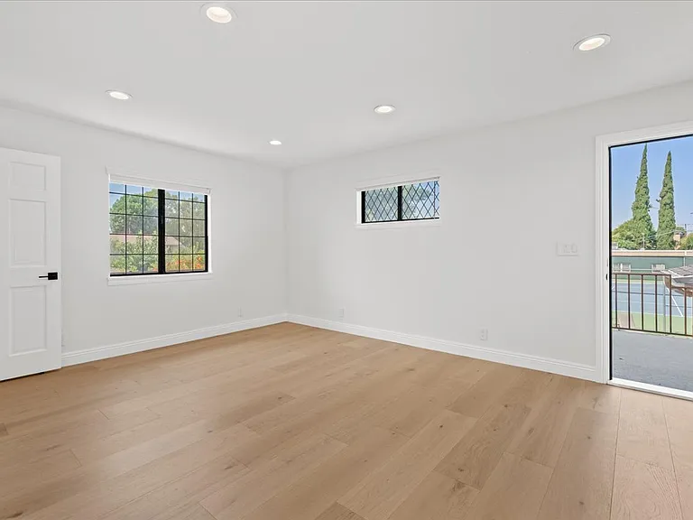 6443 Matilija Ave — Photo 13