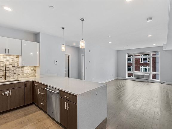 4th image of 2 Cliveden St Unit 305E