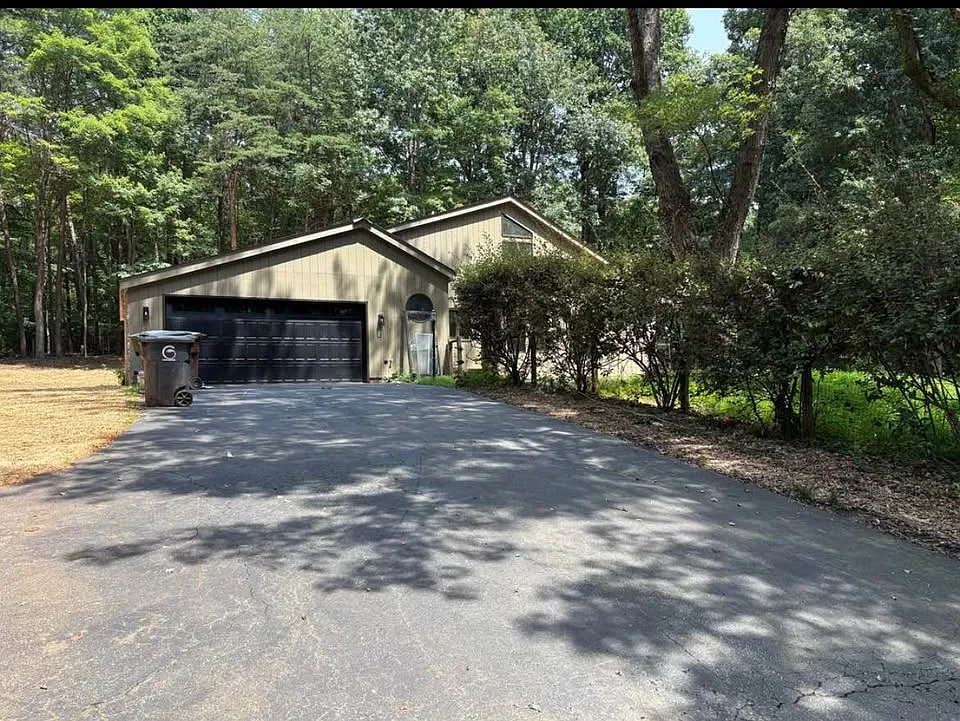 4 bed, 2598 sqft, $2,400 — Photo 4
