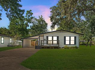 223 Magnolia St, Lake Jackson, TX 77566